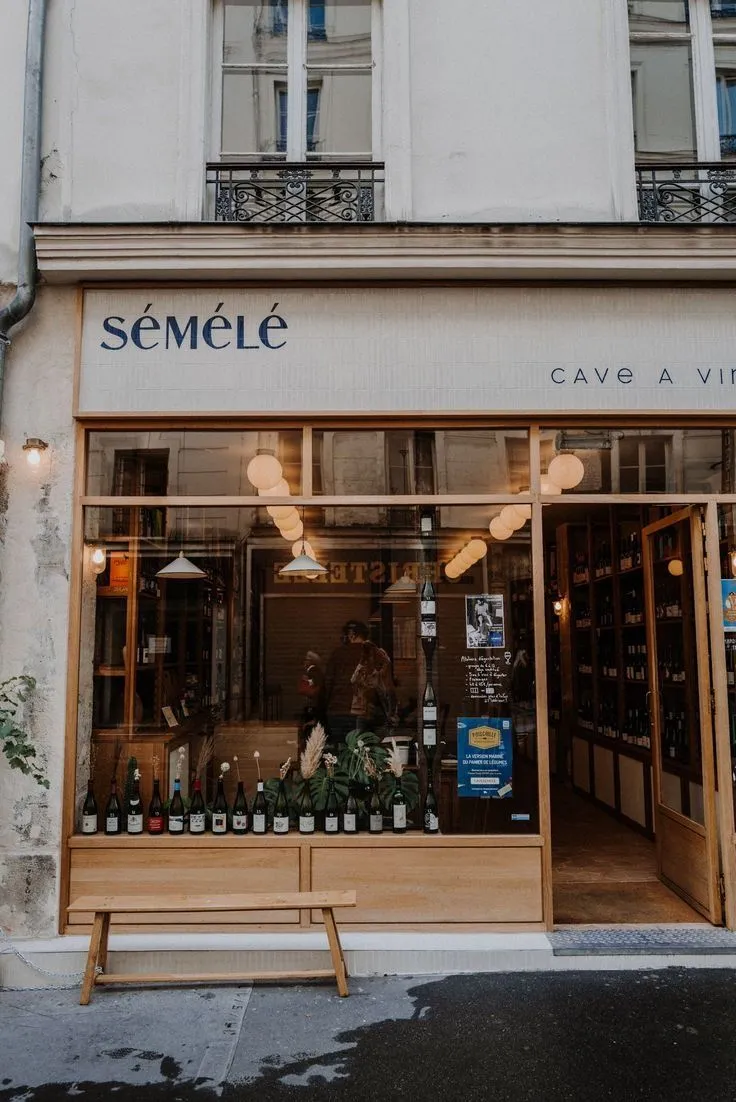 Weinbar Sémélé in Paris: schlichte Wortmarke im Fries über dem Schaufenster