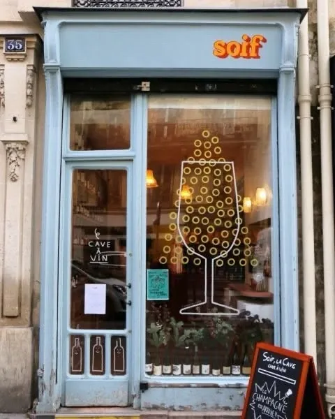 Weinbar soif in Paris: ein geplottetes Weinglas-Motiv auf der Schaufensterscheibe